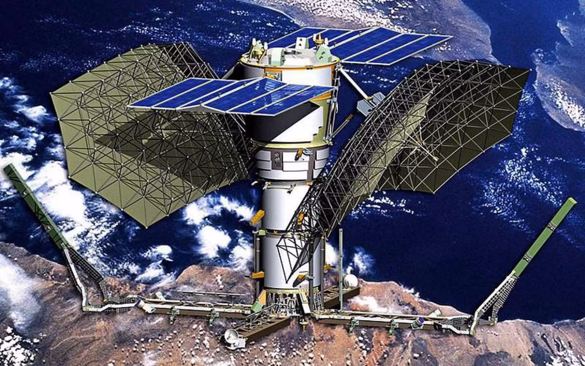 Vệ tinh Pion-NKS là một thiết bị khổng lồ và nặng tới 6,5 tấn, với hai bộ ăng-ten radar lớn và các tấm pin mặt trời. Thời gian phục vụ trên quỹ đạo của nó ít nhất là 4 năm. Chu kỳ quỹ đạo 90 phút và độ nghiêng 67,15 độ. 