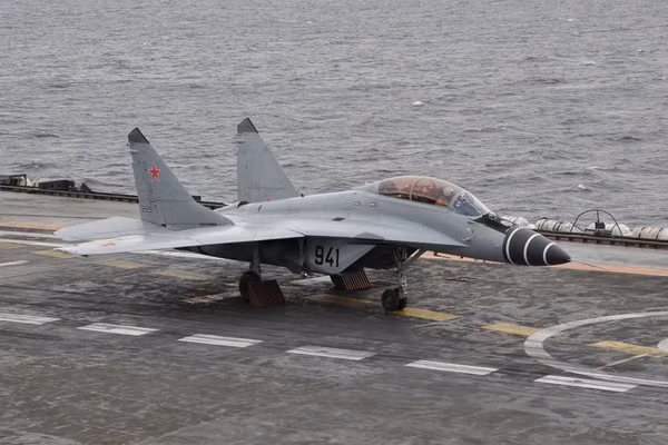 Tuy nhiên khả năng tác chiến của tiêm kích hạm MiG-29K kém xa so với tiêm kích hạm hạng nặng Su-33. Mẫu trên bộ MiG-29 có danh hiệu "hậu vệ sân bay phía trước", có nghĩa là máy bay chiến đấu MiG-29 có bán kính chiến đấu và tải trọng hạn chế.