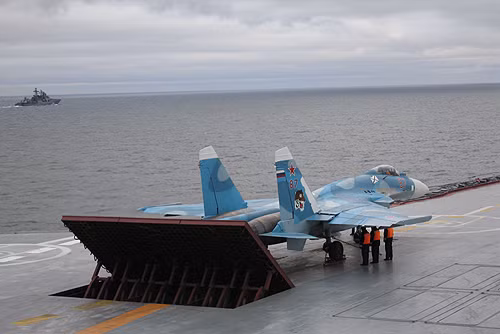 Tiêm kích hạm Su-33 được Liên Xô phát triển và sản xuất, dựa trên dòng tiêm kích Su-27 Flanker nổi danh; được lãnh đạo Liên Xô kỳ vọng, có thể cạnh tranh được với F-14 Tomcat của Hải quân Mỹ. Nhưng tại sao sau này, Nga lại không tiếp tục sản xuất và trang bị đại trà Su-33 cho tàu sân bay duy nhất của họ?