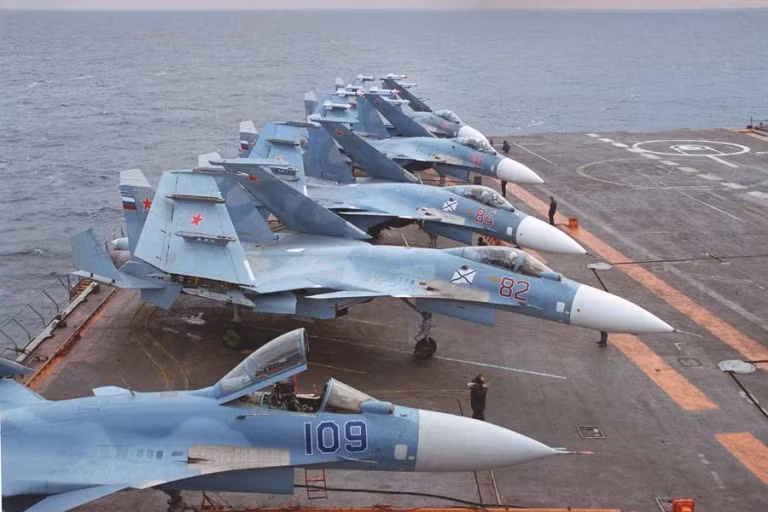 Tổng cộng không quân hải quân Nga được kế thừa 24-33 chiếc Su-33 của Quân đội Liên Xô; nhưng số lượng 24 chiếc Su-33 biên chế trên một tàu sân bay là không đủ, do vậy Hải quân Nga cần thêm các loại máy bay hoạt động trên các tàu sân bay khác. 
