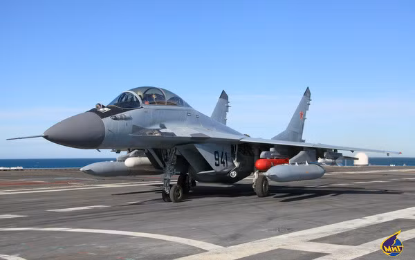 Lúc này Hải quân Nga xem xét tiêm kích MiG-29K, một phương án rẻ hơn, nhưng cũng do không đủ kinh phí nên dự án đã bị dừng lại. Đúng lúc này, một quốc gia đã xuất hiện, giải quyết sự “khó khăn” của Hải quân Nga, đó là Ấn Độ.