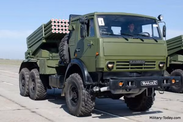 Hệ thống pháo phản lực phóng loạt (MRLS) Grad-K mới nhất của Nga, đã xuất hiện một cách “bí ẩn” trong biên chế của quân đội Cộng hòa Nhân dân Donetsk (DPR) và Lugansk (LPR) tự xưng. Đây là loại pháo phản lực Grad nổi tiếng, nhưng sử dụng khung gầm xe ô tô KAMAZ.