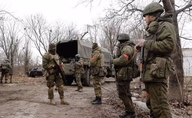 Việc Quân đội Nga thay đổi chiến thuật tấn công, nhưng Bộ Tổng tham mưu Ukraine không tìm được biện pháp đối phó, nên buộc phải rút lui về vị trí mới hoặc giữ vững vị trí cũ với sự hỗ trợ của lực lượng dự bị được đưa vào chiến đấu.