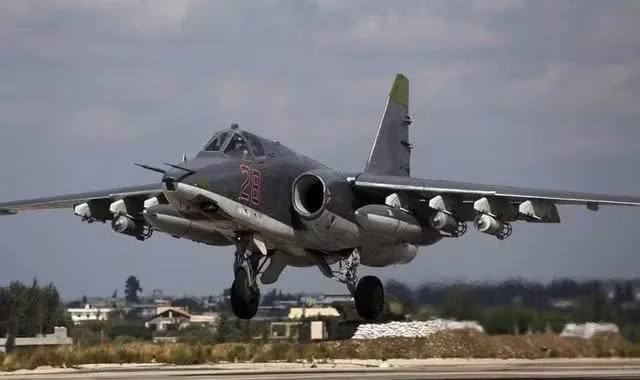 Gần đây, video quay cảnh giao tranh ở thành phố Chasov Yar, cho thấy Không quân Nga sử dụng máy bay cường kích Su-25 yểm trợ tầm gần, để bộ binh tiến công. 4 chiếc cường kích Su-25 bay ở tầm thấp, nã đạn rocket vào các vị trí phòng thủ của Ukraine trong thành phố.