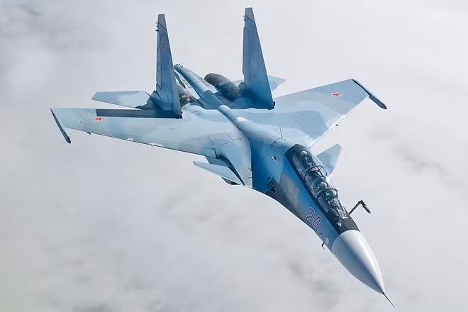 Tốp máy bay chiến đấu Su-30SM, đã bất ngờ phát hiện một máy bay trinh sát của Không quân Mỹ, đang bay trên không phận của nước láng giềng Ukraine; chiếc máy bay của Mỹ khi đó, đang thực hiện trinh sát lãnh thổ của DPR, LPR và một phần biên giới Nga-Ukraine.