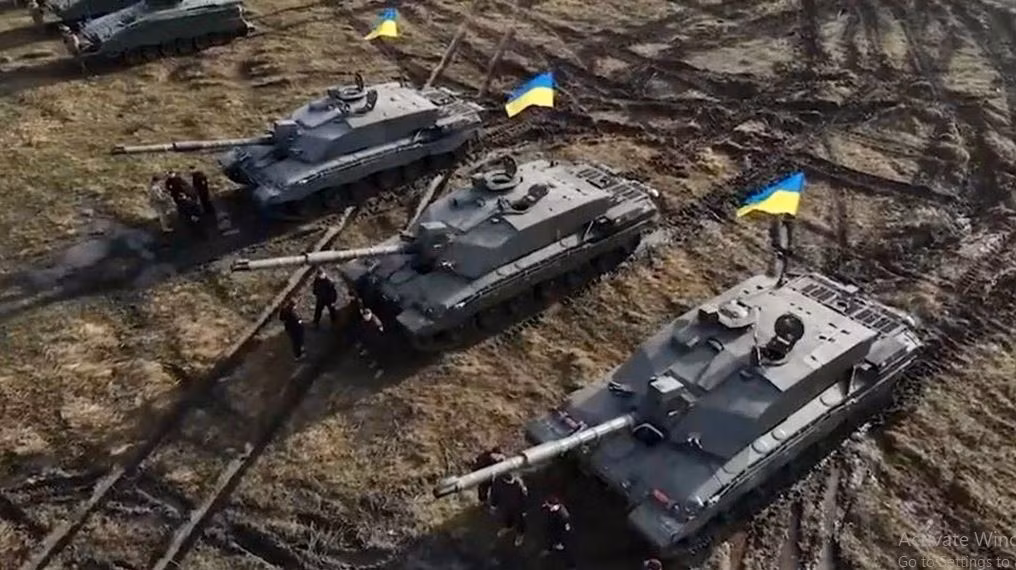 Anh đã cung cấp cho Ukraine 14 xe tăng Challenger 2 (tương đương 1 đại đội) vào tháng 3/2023 và được biên chế cho Lữ đoàn tấn xung kích đường không số 82 của Ukraine. Cùng với Lữ đoàn bộ binh cơ giới 47, Lữ đoàn xung kích đường không 82 là hai đơn vị chủ lực manh nhất của Quân đội Ukraine và đều tham gia vào chiến dịch phản công mùa hè năm 2023.