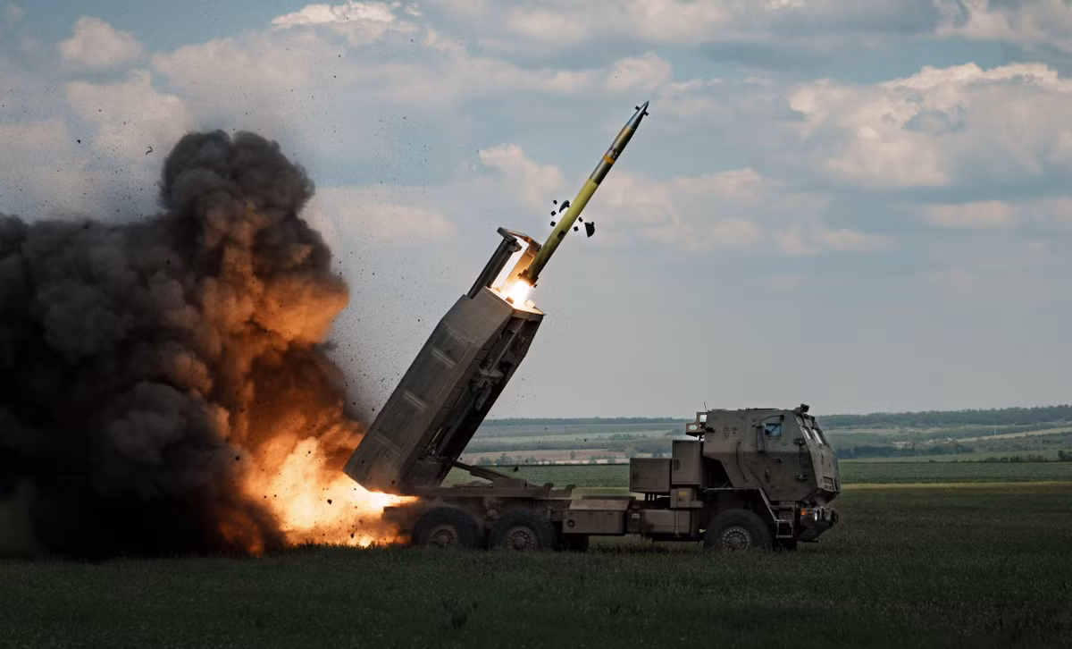 Có thể nói, trên chiến trường Ukraine, vũ khí trang bị của phương Tây mang đến cho người ta cảm giác thất bại. Ví dụ, hệ thống tên lửa cơ động cao HIMARS của Mỹ dần bị lãng quên, loại “vũ khí ma thuật” được quảng cáo rầm rộ này cũng dần bị bỏ quên trên chiến trường Ukraine. 