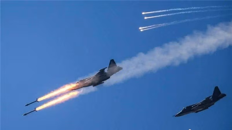 Cường kích Su-25 Grach là loại máy bay tấn công có tốc độ cận âm, có nhiệm vụ hỗ trợ trực tiếp cho lực lượng chiến đấu trên mặt đất cả ngày lẫn đêm, bằng cách tấn công các mục tiêu có thể nhìn thấy cũng như phá hủy mục tiêu theo yêu cầu trong bất kỳ điều kiện thời tiết nào. 