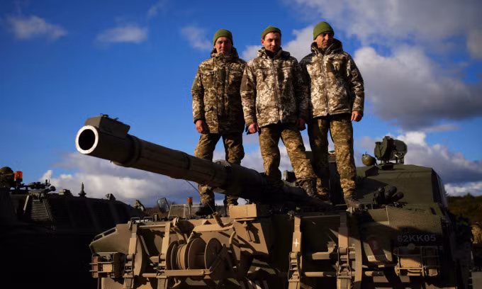 Hiện các nước NATO không ngừng tăng cường viện trợ vũ khí, trang thiết bị quân sự cho Ukraine; theo truyền thông Nga đưa tin, Anh đã hoàn thành các nhiệm vụ huấn luyện liên quan cho kíp lái xe tăng chiến đấu chủ lực Challenger 2 cho Ukraine và quyết định viện trợ cho Ukraine loại xe tăng này. 