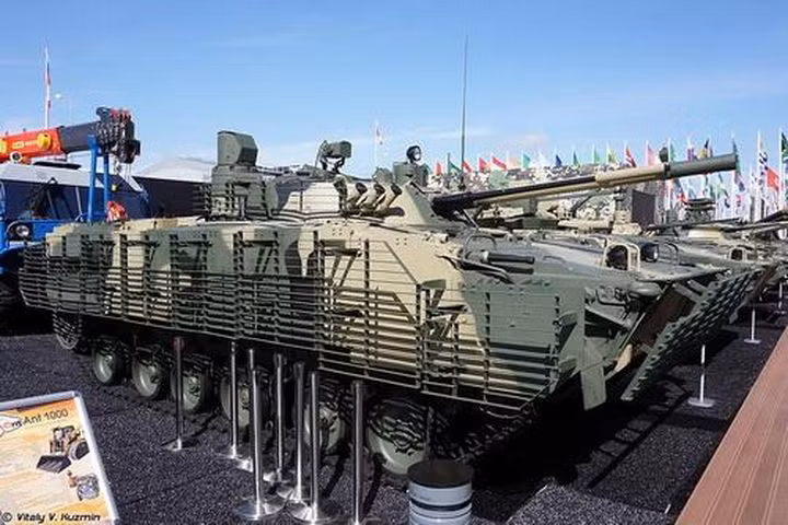 Nhưng có khả năng cao, Nga sẽ trang bị cho pháo tự hành chống tăng Sprut-SDM1 lớp giáp bổ sung tương tự như xe chiến đấu bộ binh BMP-3M mà Rostec cũng cung cấp cho Quân đội Nga, xuất phát từ tình hình hiện tại và kinh nghiệm chiến đấu từ cuộc xung đột tại Ukraine.(Ảnh: Rostec)