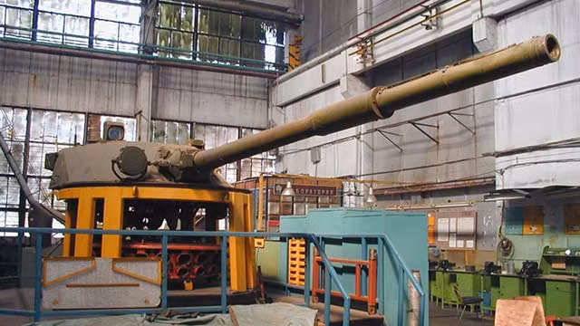Sau đó, phiên bản SDM1 đã thực hiện một loạt các bài kiểm tra cấp nhà nước và được Nga cấp phép cho sản xuất loạt. Tuy nhiên hơn nửa năm qua, thông tin chính thức tại sao việc sản xuất hàng loạt pháo chống tăng tự hành SDM1 tạm dừng, mà không rõ lý do.(Ảnh: Rostec)
