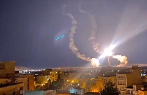 Rõ ràng, những lực lượng tham gia cuộc chiến chống Israel nói trên không phải là quân đội chính quy của bất kỳ quốc gia nào; nhưng phương tiện và phương thức tấn công của họ gây rắc rối cho Israel hơn quân đội chính quy. 