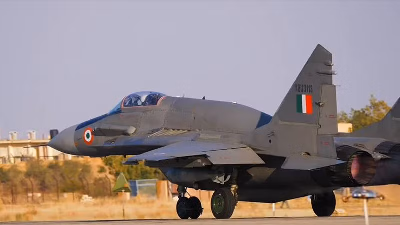 Hiện tại, MiG-29 đã được nâng cấp và hiện đại hóa rộng rãi, bao gồm cả MiG-29SMT gần đây được Nga giao cho Syria và MiG-29UPG do Ấn Độ đặt hàng. Các mẫu máy bay mới này đều sử dụng nhiều vật liệu composite tiên tiến và hệ thống điện tử tốt hơn.