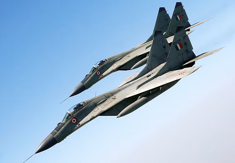 Radar mới của MiG-29 có thể phát hiện mục tiêu trên không trong phạm vi 120 km, theo dõi và quét đồng thời 10 mục tiêu và chọn tấn công 4 mục tiêu cùng lúc.