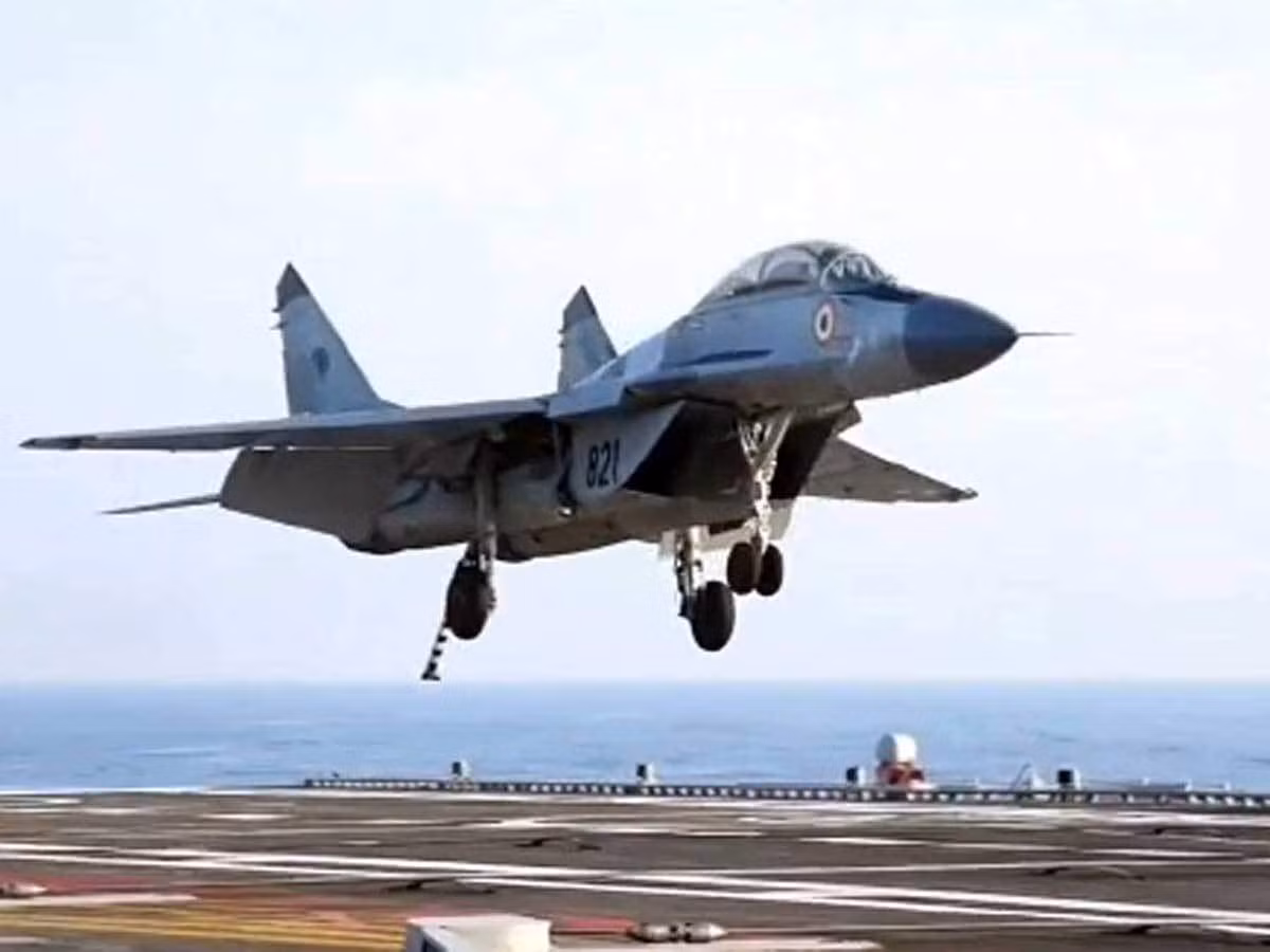 Năm 2020, Hải quân Ấn Độ đã triển khai khoảng 20 máy bay hoạt động trên tàu sân bay MiG-29K lên gần biên giới, để tăng cường sức mạnh cho lực lượng không quân nước này; nhằm đối phó với máy bay chiến đấu của Trung Quốc và Pakistan.