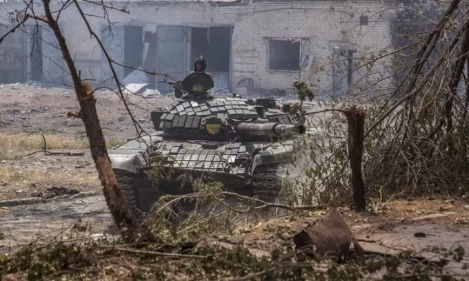 Đồng thời, Quân đội Ukraine đã tiến hành rút các thiết bị quân sự và các đơn vị của họ dọc theo tuyến phòng thủ, nhằm tránh những tổn thất quy mô lớn và mất quyền kiểm soát ngay lập tức đối với thành phố Lisichansk. Đánh giá về đoạn video được đưa lên mạng xã hội, có khả năng Quân đội Ukraine hiện đang rút lui theo hướng Seversk.