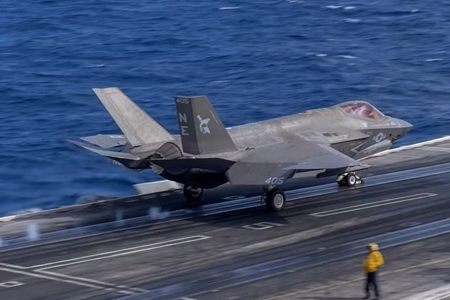 Các chuyên gia Trung Quốc được tờ Hoàn Cầu phỏng vấn cho rằng, F-35 là máy bay chiến đấu tàng hình thế hệ mới do Mỹ phát triển và được nhiều nước tham gia, trong đó mẫu F-35A cất hạ cánh thông thường, F-35B cất hạ cánh thẳng đứng và mẫu F-35C hoạt động trên tàu sân bay.