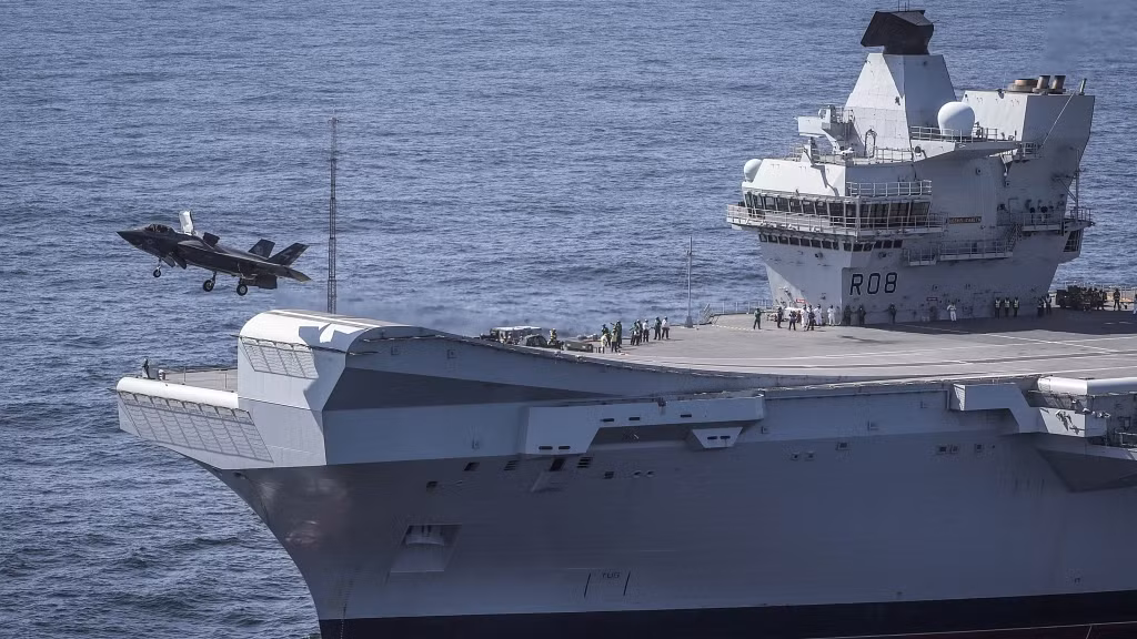 Vậy chuyện gì đang xảy ra với F-35 của Anh? Khi F-35B của Anh rơi xuống biển vào tháng 11/2021, lý do là thợ kỹ thuật trên tàu sân bay, đã “quên” tháo nắp cửa hút gió. Điều này không thể đổ lỗi cho chất lượng kém của nhà sản xuất Lockheed Martin.