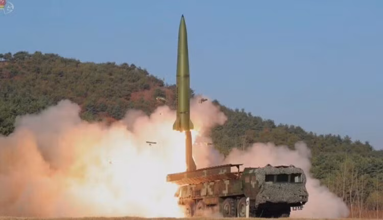 Trong khi tờ New York Times của Mỹ lại đưa tin, Quân đội Nga gần đây đã nhận được một số lượng lớn tên lửa đạn đạo tầm ngắn Hwasong-11 từ Triều Tiên, có tầm bắn 700 km, đã được Quân đội Nga sử dụng trong cuộc không kích hồi đầu tháng này. So với các đồng minh của Ukraine, các đồng minh của Nga dù ít, nhưng có vẻ đáng tin cậy hơn và họ sẽ cung cấp những gì họ nói “không chậm trễ”, New York Time kết luận. (Nguồn ảnh: TASS, Liveuamap, Sputnik, Ukrinform).