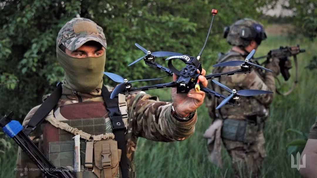 Khả năng “thoát hiểm” trên chiến trường của những chiếc UAV FPV khi đến được mục tiêu là một khoảnh khắc ngắn ngủi. Ngày nay, thanh kiếm theo nghĩa là UAV FPV rất mạnh mẽ, mạnh hơn cả tấm khiên, là những phương tiện phòng chống; nhưng trong tương lai, lá chắn sẽ mạnh hơn, Tướng Schill giải thích. 