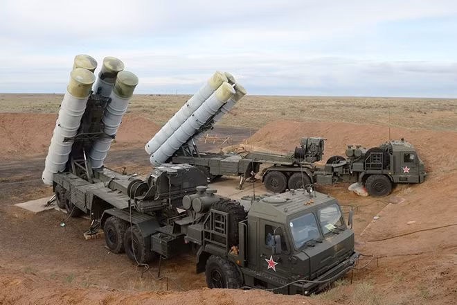Tất cả các radar, tên lửa và bệ phóng của S-400 đều được bố trí trên các xe tải việt dã 8×8, khiến chúng khó bị theo dõi và tiêu diệt. Hệ thống được trang bị radar mảng pha quét điện tử 92N6E có thể phát hiện 300 mục tiêu cùng lúc và dẫn đường cho bốn loại tên lửa khác nhau, dựa trên mối đe dọa và tầm bắn.