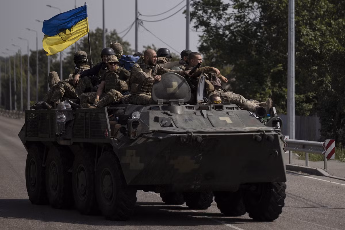 Nhưng người ta vẫn nghi ngờ rằng, liệu Quân đội Ukraine, vốn thiếu xe tăng và các trang thiết bị hạng nặng khác, có khả năng dám tiến vào các trận địa phòng ngự kiên cố của Quân đội Nga, trên một địa hình bình nguyên bằng phẳng, khi quân Nga được hỏa lực mặt đất, trên không hỗ trợ tối đa? 