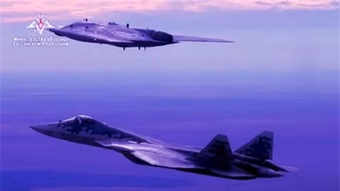 Như vậy S-70 là một UCAV đắt tiền và Bộ Quốc phòng Nga có thể sẽ mất nhiều thời gian để mở rộng quy mô sản xuất, và cũng sẽ mất nhiều thời gian để loại UCAV đạt được khả năng bay độc lập và tự chủ thực sự trong các trận chiến trong tương lai theo như những kỳ vọng. Nguồn ảnh: Flickr.