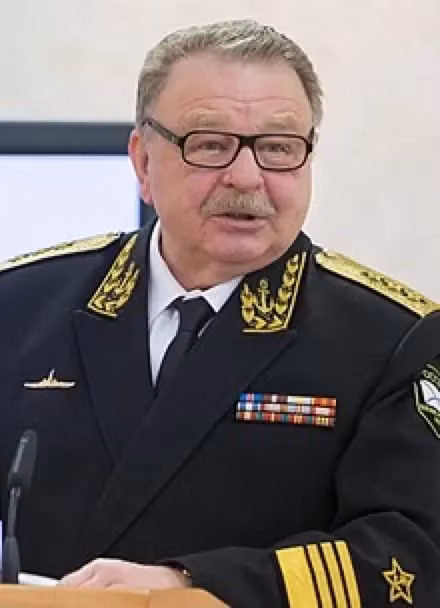 Tướng Vyacheslav Popov, nguyên Tư lệnh Hạm đội Phương Bắc của Nga (1999 – 2001), sau đó bị cách chức. Vào ngày 23/11 vừa qua đã tiết lộ thông tin với Hãng tin Sputnik của Nga, về việc chiếc tàu ngầm nguyên tử Kursk của Nga, bị chìm không phải do nổ ngư lôi, mà là do tàu ngầm của NATO đâm phải.