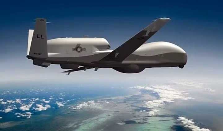 Đồng thời, máy bay trinh sát có người lái, UAV trinh sát chiến lược tầm cao, máy bay cảnh báo sớm và thiết bị gây nhiễu điện tử của quân đội Mỹ cũng bay gần khu vực xung đột Nga-Ukraine 24/24. Quân đội Mỹ cung cấp thông tin tình báo thu được thông qua trinh sát cho Ukraine theo thời gian thực, thông qua một mạng tích hợp, được triển khai gấp sau khi xung đột bùng nổ. 