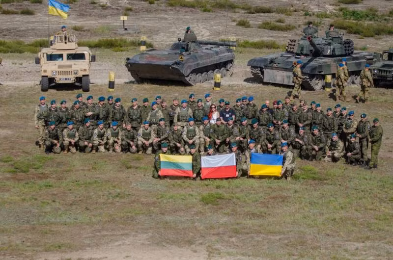 Bộ trưởng Quốc phòng Ba Lan Wladyslaw Kosiniak-Kamysz cho biết, số lượng người Ukraine muốn tham gia “Quân đoàn Ukraine” tại Ba Lan là "quá ít". Đơn vị này được công bố thành lập vào tháng 7 vừa qua, với tư cách là một đơn vị quân tình nguyện, nhắm tới mục tiêu là người Ukraine sống ở Ba Lan và nước ngoài. Họ sẽ được tuyển dụng, sau đó được NATO huấn luyện.