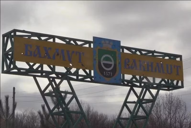 Trong khi đó ngày hôm nay, Fraught, người phát ngôn chỉ huy tác chiến của đơn vị "Vostok" Quân đội Ukraine cho biết: Hệ thống phòng thủ của Bakhmut sẽ được xây dựng lại, sẽ không có việc rút quân khỏi thành phố. Bộ chỉ huy tác chiến "Vostok" đã quyết định bảo vệ thành phố và dự định xây dựng một tuyến phòng thủ mới. 