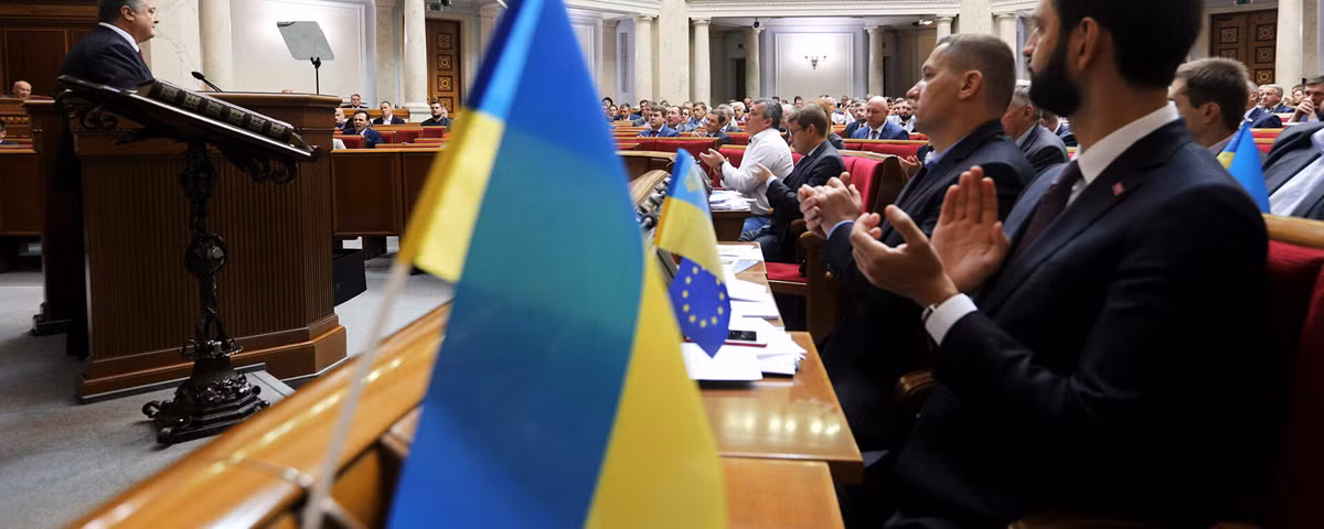 RIA Novosti của Nga đưa tin rằng, Nghị viện Ukraine (Verkhovna Rada) đáng lẽ có 423 thành viên; nhưng khi người phát ngôn Bộ Ngoại giao Nga Zakharova đăng một bức ảnh chụp hội trường quốc hội Ukraine trên Telegram, cho thấy chỉ có 216 nghị sĩ có mặt. 