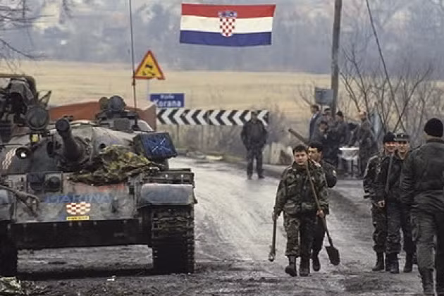 Nhưng không phải lãnh đạo quốc gia nào cũng có quyết tâm chính trị cao như vậy, Tổng thống Croatia tuyên bố, nước này sẽ ngay lập tức rút khỏi các lực lượng chung NATO trong khu vực, nếu nổ ra xung đột vũ trang giữa Nga và Ukraine. 
