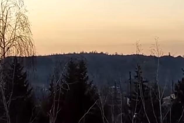 Cũng sau một ngày tương đối yên ổn ở chiến trường Donbass, quân đội Ukraine tiếp tục thực hiện các cuộc tấn công mạnh mẽ bằng súng cối và pháo hạng nặng vào vùng ngoại vi của các khu dân cư Horlivka, Dokuchaevsk và Donetsk. 