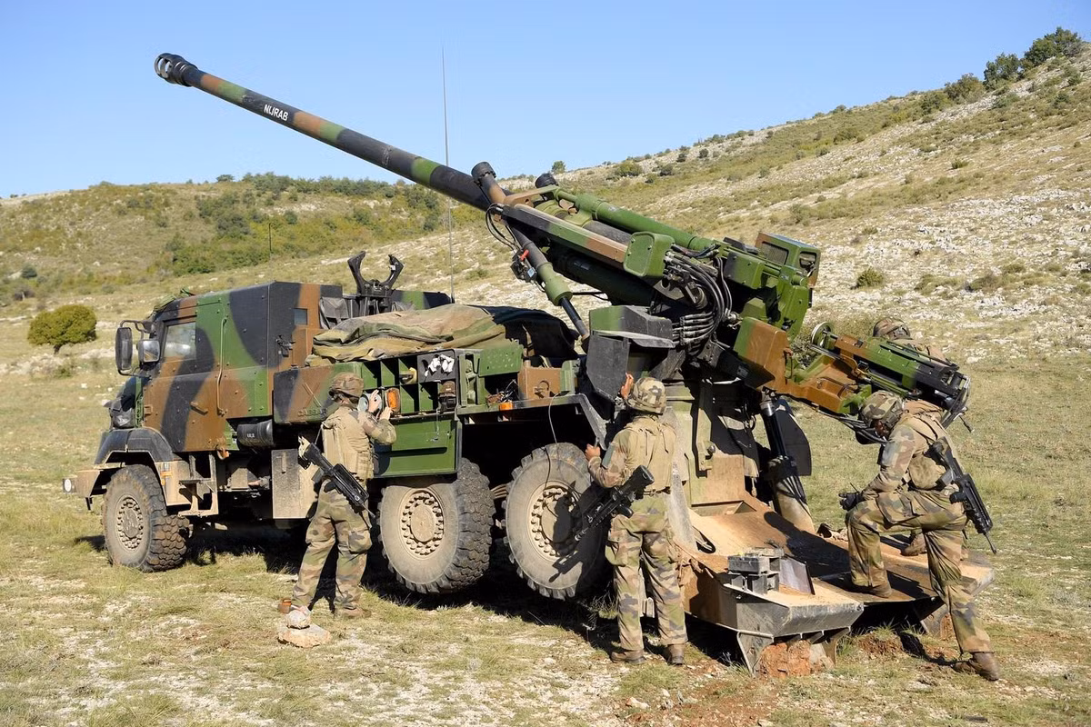 Một minh chứng nữa chứng minh sự bất lực của EU, đó là 18 khẩu pháo tự hành PzH-2000 mới được chuyển giao cho Đức, chỉ có đủ đạn để sử dụng trong hai tuần. Pháo tự hành CAESAR do Pháp cung cấp, đã phải tháo bỏ máy tính điều khiển hỏa lực, vì “lo ngại” rò rỉ công nghệ vào tay Nga.