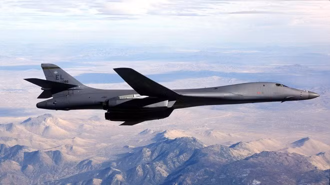 Khi 100 chiếc máy bay ném bom chiến lược B-1B được đưa vào trang bị vào đầu những năm 1980, chúng hoàn toàn là phương tiện mang vũ khí hạt nhân. Nhưng khi chiến tranh Lạnh kết thúc, Không quân Mỹ đã cải tiến B-1B để sử dụng vũ khí thông thường và giảm khả năng mang vũ khí hạt nhân của nó.