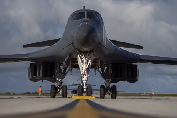 Vào đầu thế kỷ này, quy mô của phi đội B-1B ngày càng thu hẹp. Khi Mỹ và các đồng minh của họ xâm lược Afghanistan vào năm 2001 và Iraq vào năm 2003, chỉ có khoảng 60 chiếc B-1B vẫn còn khả năng phục vụ.