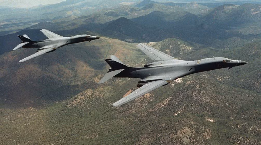 Hai chiếc B-1B, có đem theo vũ khí ở bụng và chúng bay về phía đông trên khu vực Biển Bắc. Sau khi được một máy bay tiếp dầu KC-135, cất cánh từ căn cứ Mildenhall của Anh, tiếp nhiên liệu trên không, hai chiếc B-1B đã bay về phía nam Biển Đen.