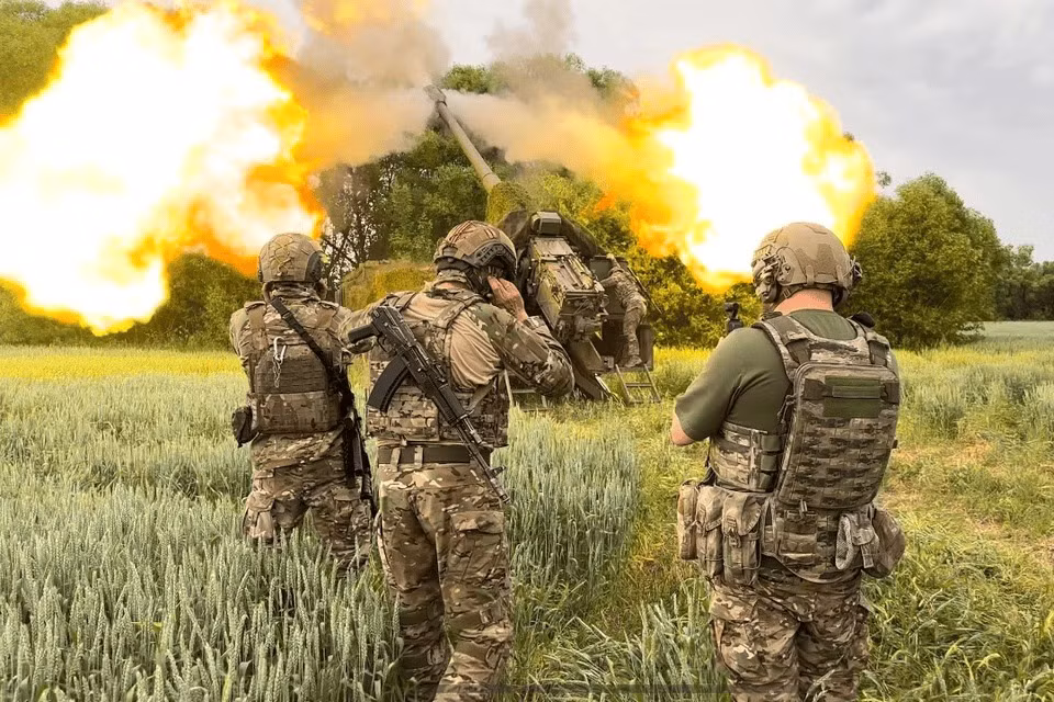 Cuộc chiến giữa quân đội Nga và Ukraine ở khu vực Kursk, bắt đầu vào ngày 6/8/2024, bằng một đòn tấn công bất ngờ của AFU. Với chiến thuật tấn công cơ động, sử dụng xe bọc thép bánh hơi, tấn công vào khu vực phòng thủ mỏng yếu của Nga ở khu vực biên giới, thuộc quận Sudzhansky và Korenevsky của tỉnh Kursk, giáp tỉnh Sumy của Ukraine.