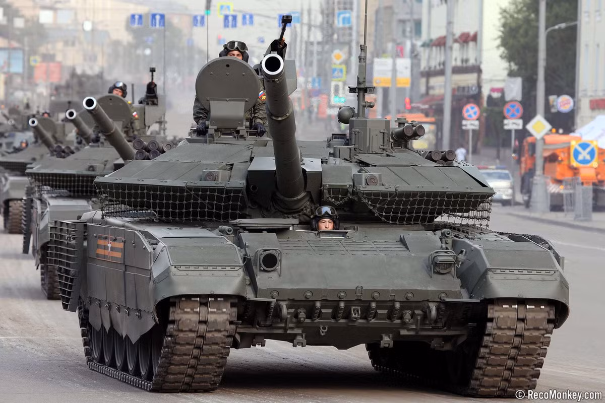 T-90M Proryv được phát triển bởi Cục thiết kế chế tạo máy vận tải Urals (công ty con của Uralvagonzavod), là phiên bản tiên tiến nhất trong dòng xe tăng T-90. Công việc thiết kế T-90M Proryv bắt đầu từ năm 2004, khi phiên bản T-90AM được phát triển, sau đó được sửa đổi thành T-90M Proryv hiện đại hơn. 