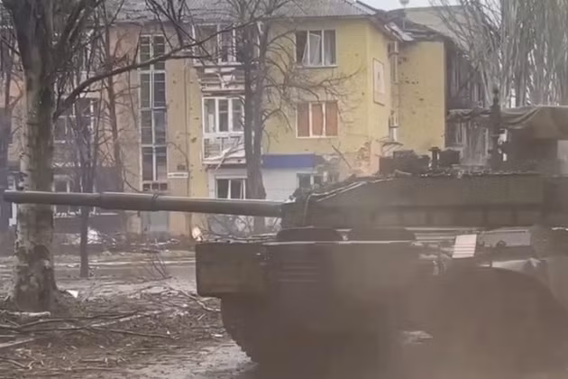Đặc biệt xe tăng T-90M Proryv đã khẳng định tính năng kỹ chiến thuật trong tham gia các trận chiến đấu trong khu vực đô thị. Trong đoạn video do các phóng viên chiến trường Nga quay được, có thể thấy T-90M Proryv của Nga đã “tả xung, hữu đột”, tấn công chính xác những hỏa điểm còn sót lại của Quân đội Ukraine tại Bakhmut.