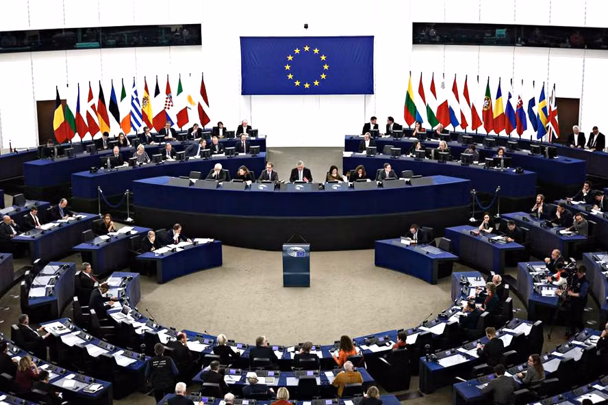 Vào ngày 18/1, Nghị viện châu Âu đã thông qua nghị quyết lên án Chính phủ Hungary với 345 phiếu ủng hộ, 104 phiếu chống và 29 phiếu trắng. Nghị quyết lên án việc Chính phủ Hungary cố ý, liên tục và có hệ thống phá hủy các “giá trị nền tảng” của EU.