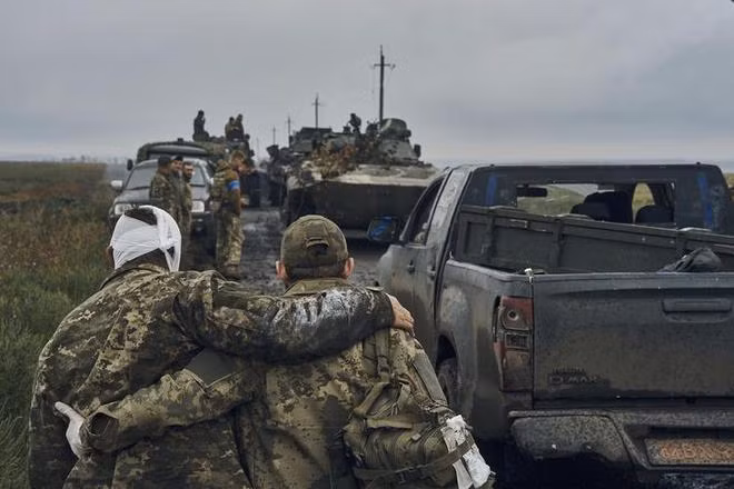 Hơn nữa, không thể bỏ qua vấn đề tinh thần trong Quân đội Ukraine. Các trận chiến kéo dài và thương vong lớn khiến binh lính sợ hãi, tinh thần xuống thấp ảnh hưởng trực tiếp đến hiệu quả chiến đấu của họ. 