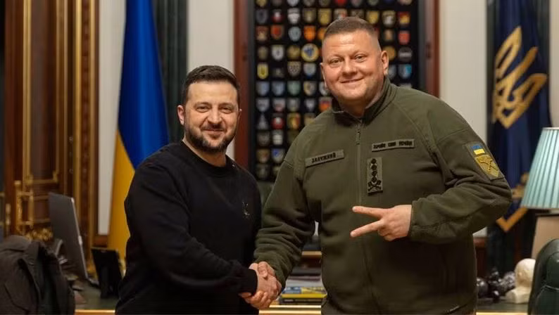 Các quyết định chính trị trong nước của Tổng thống Zelensky, chẳng hạn như cách chức Bộ trưởng Bộ Quốc phòng, thay Tổng Tư lệnh quân đội, cải cách lực lượng tuyển quân… nhằm cải thiện kỷ luật quân đội và nâng cao hiệu quả hoạt động, nhưng chúng cũng có thể gây ra tình trạng hỗn loạn và bất ổn trong quân đội và trong dân chúng. 