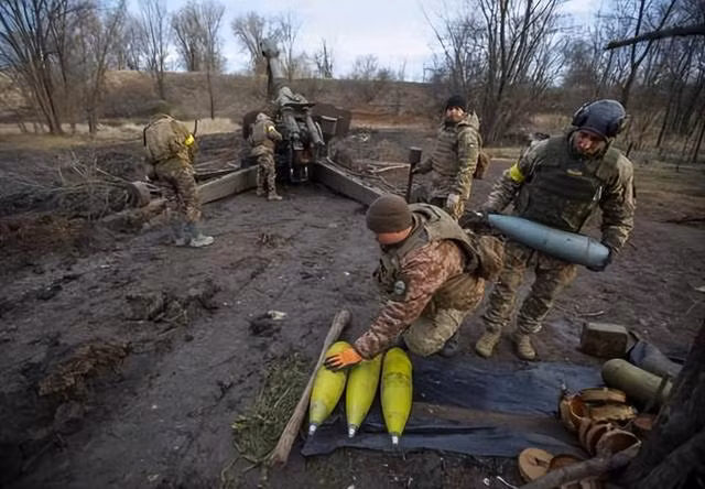 Thứ hai, sự hỗ trợ của Ukraine từ các nước phương Tây như Mỹ đã giảm đáng kể. Ukraine chủ yếu dựa vào nguồn cung cấp pháo và đạn pháo từ Mỹ và các nước khác, nhưng số đạn này đang cạn nhanh chóng mà chưa có nguồn thay thế.