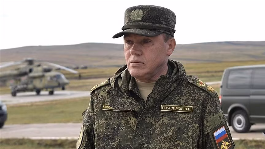 Theo thông tin của The New York Times vào thời điểm đó, tướng Gerasimov đang đến thăm thành phố Izyum của Ukraine. Sau khi biết tin, Quân đội Ukraine đã tiến hành tập kích hỏa lực vào vị trí của tướng Gerasimov; nhưng tiếc rằng kế hoạch của họ đã không thành công.