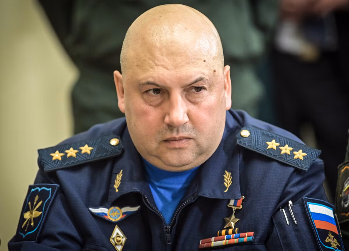 Điều đáng nói là chỉ ba tháng trước, Điện Kremlin đã bổ nhiệm Tướng Sergei Surovikin làm tổng tư lệnh các hoạt động quân sự đặc biệt của Nga tại Ukraine. Sau khi nắm quyền tư lệnh chiến trường, tướng Surovikin đã thực hiện một loạt biện pháp, chặn đứng đà phản công của Quân đội Ukraine; nhưng bây giờ tướng Surovkin đã trở thành cấp phó của tướng Gerasimov. 