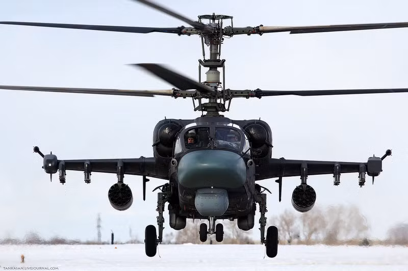 Ngoài ra, độ an toàn chống đạn của trực thăng Ka-52 cũng tốt, giúp giảm thiểu thiệt hại do bị đối phương bắn trúng. Lớp ngoài của bình nhiên liệu là vật liệu composite, bên trong là cấu trúc tổ ong, có thể tự động bịt kín sau khi bị đạn xuyên qua. 
