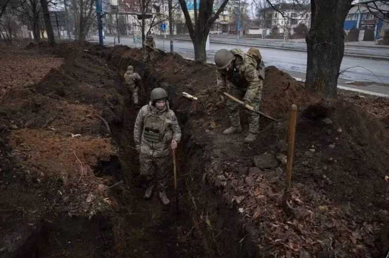 Ngoài ra, chuyên gia Butusov cũng cho biết, cuộc đột phá vào tuyến phòng thủ của AFU ở làng Shevchenko vài ngày trước, khi RFAF ngay lập tức chiếm được một khu vực kiên cố vững chắc, được thiết kế đặc biệt để bảo vệ thành phố, không phải do lỗi của các Lữ đoàn phòng thủ “tinh nhuệ” 155 được huấn luyện ở Pháp mới “hồi hương” gần đây.