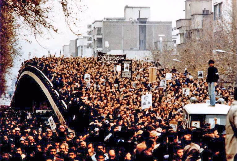 Tuy nhiên, chỉ vài năm sau khi Iran nhận chiến đấu cơ F-14A, với cuộc Cách mạng Hồi giáo Iran năm 1979, thì phi đội F-14 của Iran phải đối mặt với thách thức sinh tồn đầu tiên. Việc lật đổ vua Shah và thành lập Cộng hòa Hồi giáo, đã dẫn đến sự xấu đi nghiêm trọng trong quan hệ Mỹ - Iran. 